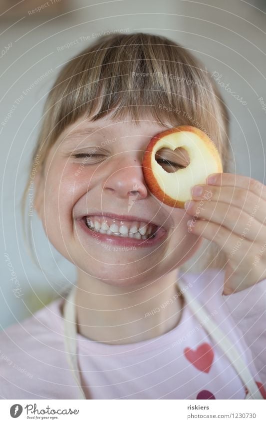 ich mag Äpfel Frucht Apfel Mensch feminin Kind Mädchen Kindheit 1 3-8 Jahre festhalten Lächeln lachen Blick frech Freundlichkeit Fröhlichkeit frisch lustig