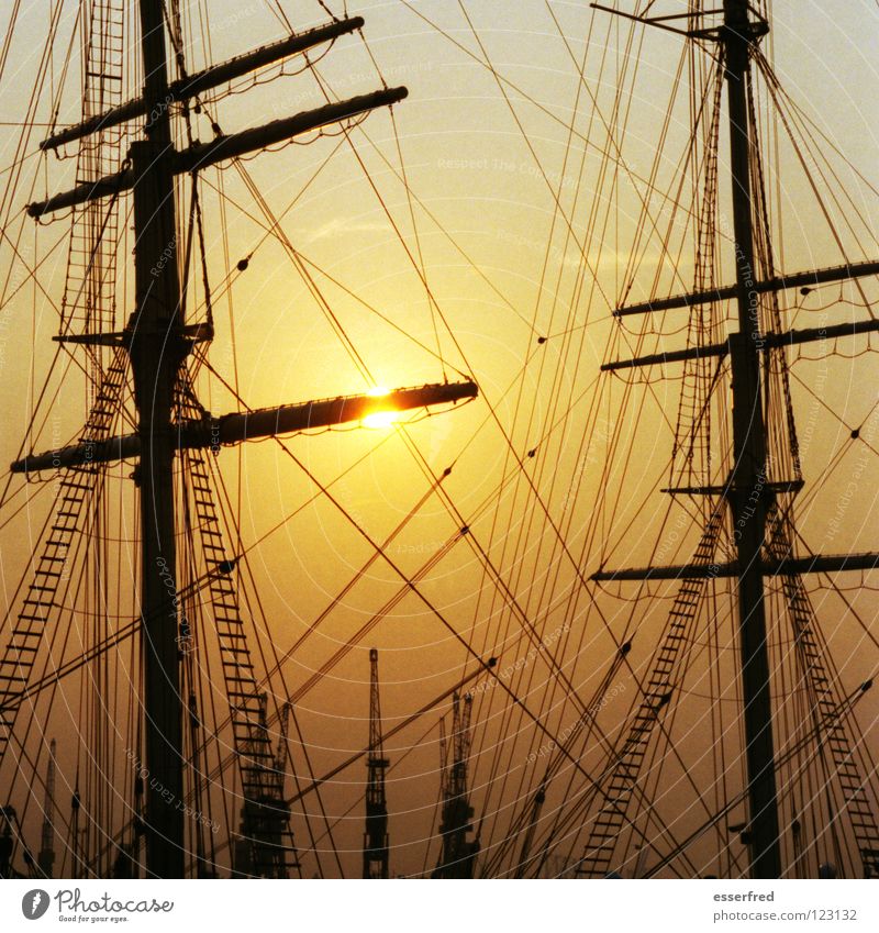 sonnensegel 2 Segelschiff Windjammer tiefstehend Sonnenuntergang Takelage schlechtes Wetter Kran Fernweh Erwartung Außenaufnahme Gegenlicht schön Meer