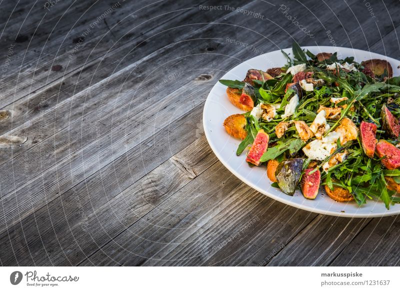 rucola salat mit feigen Lebensmittel Salat Salatbeilage Brot Ernährung Abendessen Picknick Bioprodukte Diät Slowfood Teller Lifestyle Gesunde Ernährung Fitness