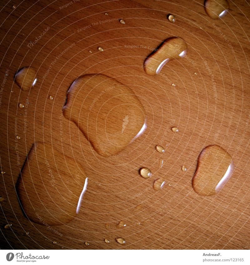verkippt Wassertropfen Tisch Holz Holzstruktur nass verschütten Wasserfleck kaputt ausgelaufen auslaufen Reinigen trocken trocknen wasserdicht klecksen