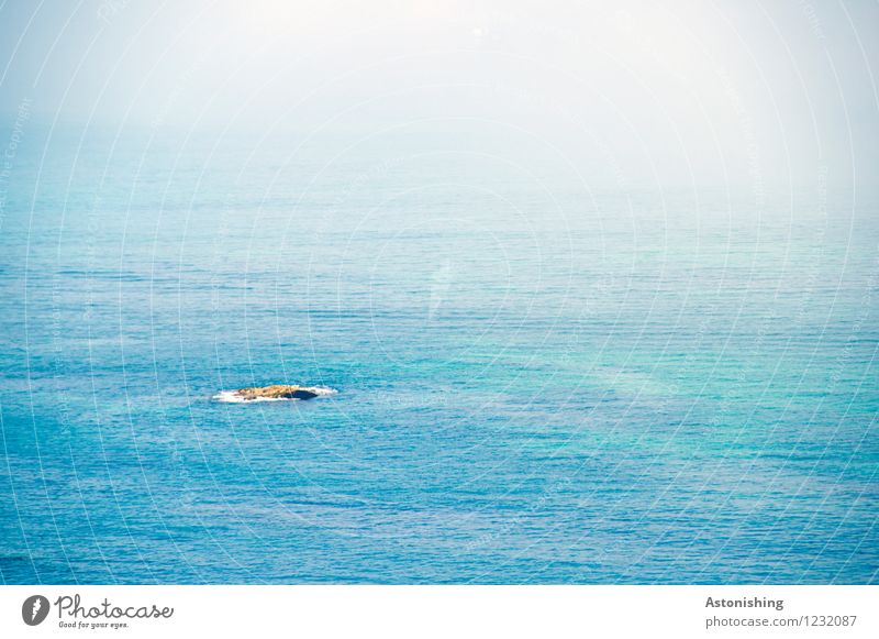die kleine Insel Umwelt Natur Landschaft Wasser Sommer Wetter Hügel Felsen Meer Mittelmeer blau Einsamkeit Ferne Wellen Farbfoto mehrfarbig Außenaufnahme Muster