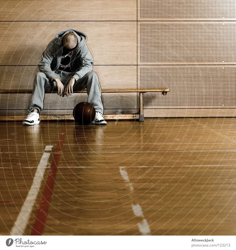 am Boden zerstört Schulsport Sporthalle Basketballkorb Korb Parkett Mann Basketballer Denken Enttäuschung Langeweile Auswechselspieler Auswechseln Einsamkeit
