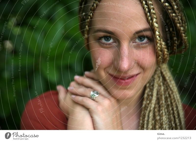. feminin Frau Erwachsene 1 Mensch Park Hemd Ring blond langhaarig Zopf Rastalocken beobachten Lächeln Blick schön Glück Zufriedenheit Lebensfreude Leidenschaft