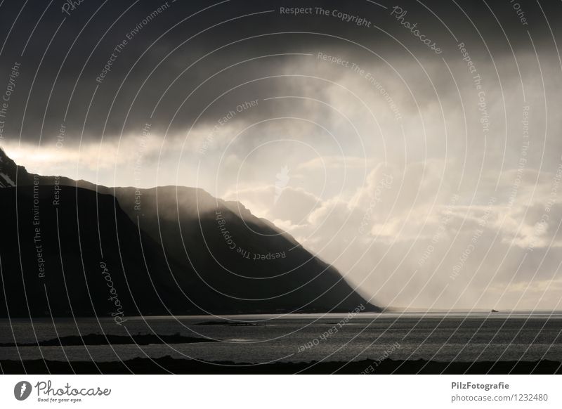 Auflockernd Landschaft Himmel Wolken Sonne Wetter Regen Felsen Berge u. Gebirge Küste Meer kalt Endzeitstimmung Natur Zeit Lofoten Norwegen Farbfoto