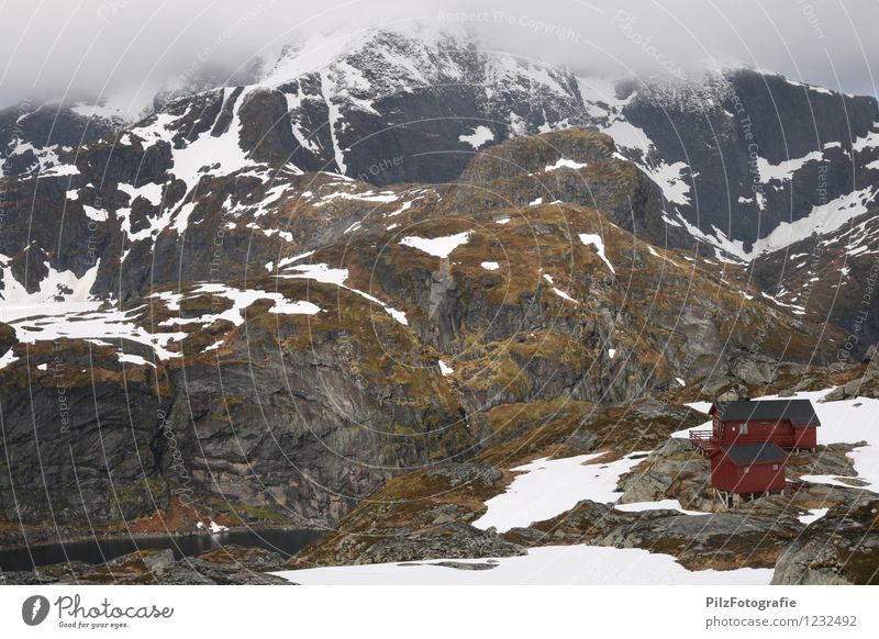 Munkebu - Lofoten Natur Landschaft Wolken Nebel Schnee Moos Felsen Berge u. Gebirge Gipfel Schneebedeckte Gipfel See Hütte ruhig Einsamkeit Abenteuer