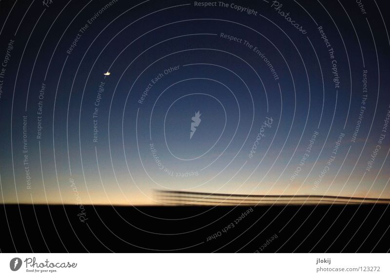 Unterwegs VIII Sonnenuntergang Autofahren Horizont dunkel Licht Feld Zaun zart verwaschen Bewegungsunschärfe Himmel Gegend weich Aussicht Geschwindigkeit schön