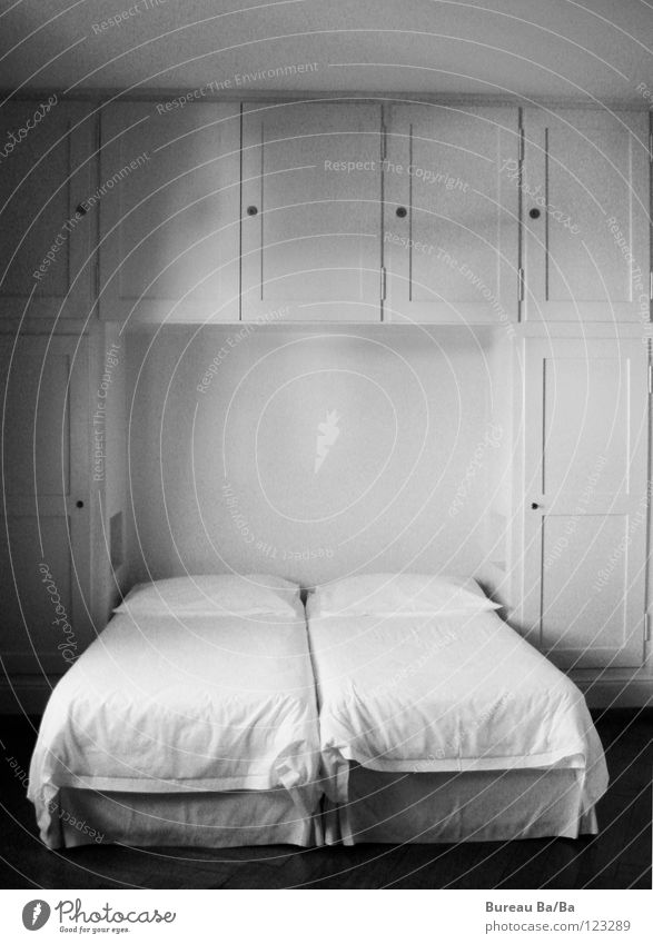 Gute Nacht schlafen Schlafzimmer Hotelzimmer Bett Schrank Kissen Schwarzweißfoto :) Kopfkissen