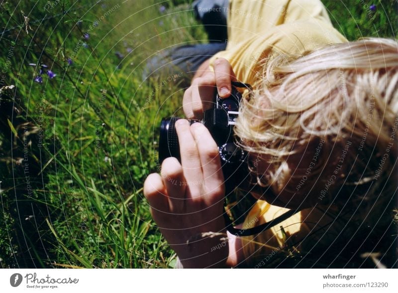 F. und die Kamera Fotografie Gras grün gelb schwarz Hand Fotografieren knallig Schweden Sösdala Sommer Freizeit & Hobby Fotokamera liegen heglinge