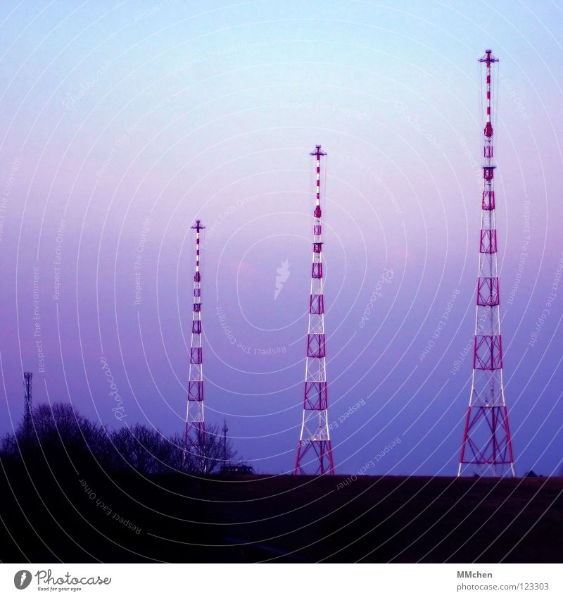 Auf Sendung Funkturm Fernsehen Pastellton himmelblau dunkel 3 Baum Sträucher Feld Aussicht kalt Sonnenaufgang Himmel Medien Landschaft Turm Radio Luxemburg