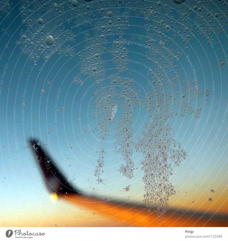 Sonnenaufgang.... Flugzeug Luft Ferien & Urlaub & Reisen Eisblumen Eiskristall Fenster Fensterscheibe Flugzeugfenster glänzend Farbverlauf Wolken Tragfläche