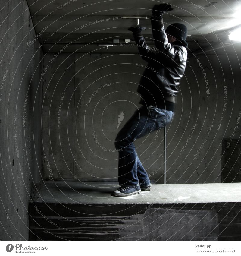 das erste mal Mann Silhouette Dieb Krimineller Fußgänger Schacht Tunnel Untergrund Ausbruch Flucht umfallen Fenster Parkhaus Licht Geometrie Gegenlicht Jacke