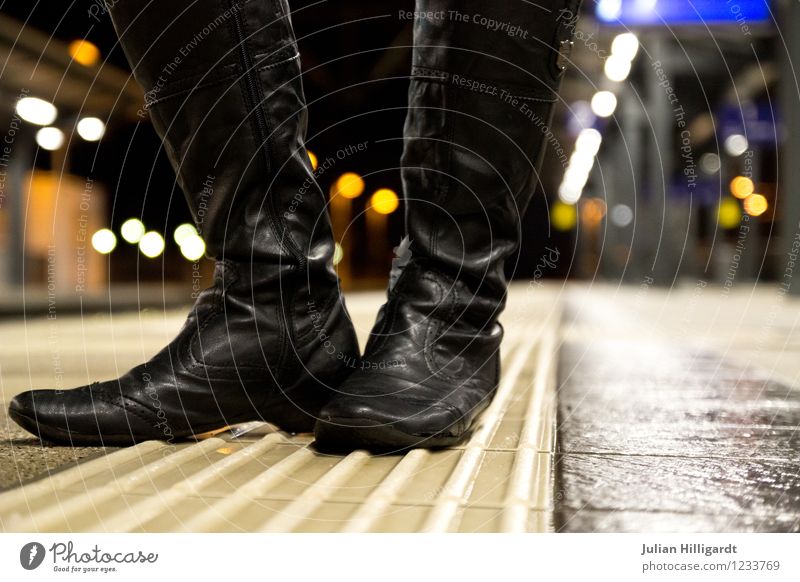 stehen gelassen Lifestyle elegant Stil feminin Frau Erwachsene Fuß 1 Mensch 18-30 Jahre Jugendliche Bahnhof Bahnsteig Stiefel warten frei frisch Gefühle