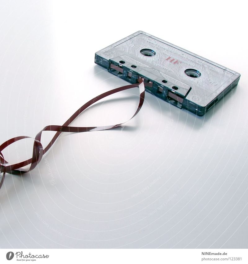 tape Bandsalat Musikkassette Tonträger durcheinander braun hören kaputt Hörspiel passieren veraltet Tonband retro klassisch Klassik Popmusik Techno Sammlerstück