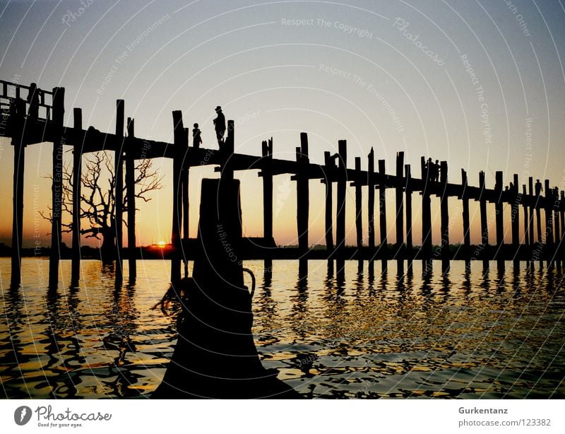 Galionsfigur Myanmar Mandalay Teak Wasserfahrzeug Holz Holzbrücke Asien Abenddämmerung See Brücke Schifffahrt u-bein Pfosten