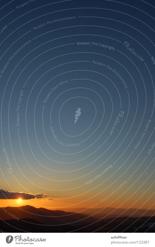 Schwarzwald-Postkarte, hoch Sonnenuntergang Sonnenstrahlen Abend Wolken Ferne Erholung Gelassenheit Vergänglichkeit ruhig Hügel Mittelgebirge Farbverlauf