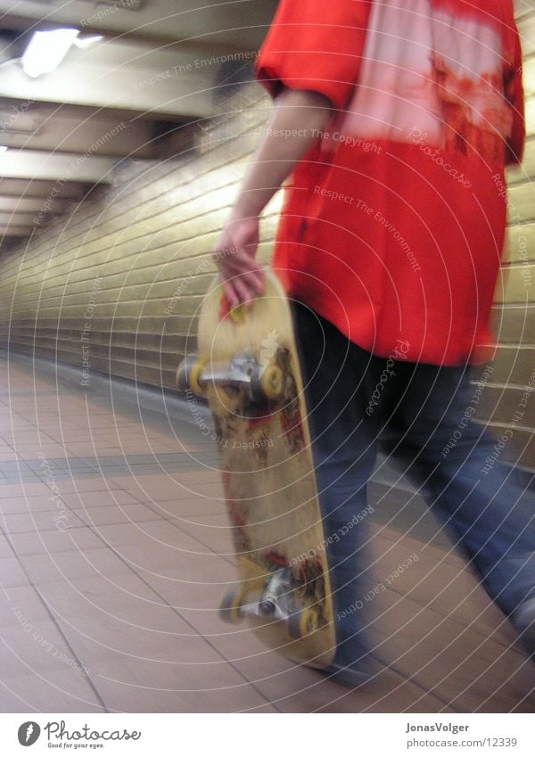 Untitled Skateboarding Nacht rot U-Bahn Lifestyle Ghetto Mann Bodyshot