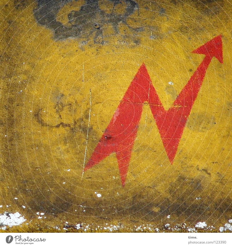 Spannende Umwege führen auch ans Ziel Elektrizität gelb rot Blech dreckig Müdigkeit Kratzer Staub Symbole & Metaphern Öffentlicher Dienst Hinweisschild