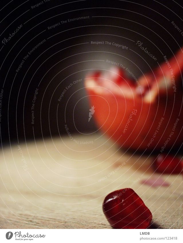 Granate Rubin rot rosa Lebensmittel Pflanze Vitamin Saft Ernährung lecker genießen Obstsalat Himbeeren Kerne Fruchtfleisch fruchtbar Lust schwarz Holz Teilung