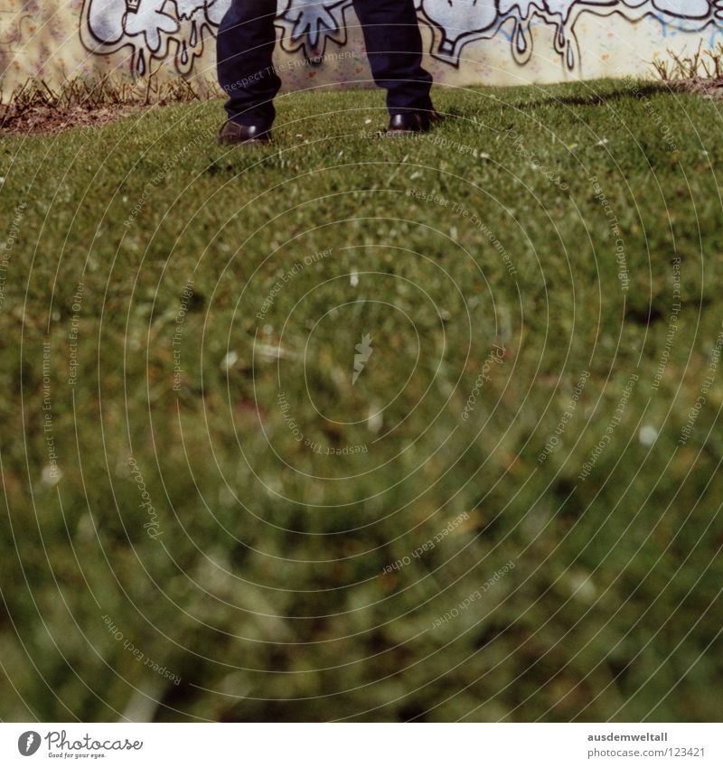 ::directors cut:: Wiese grün Mann Hose Schuhe geschnitten Gras schwarz Haus Wand stehen analog Fuß streichen Graffiti 50mm color Scan Schönes Wetter