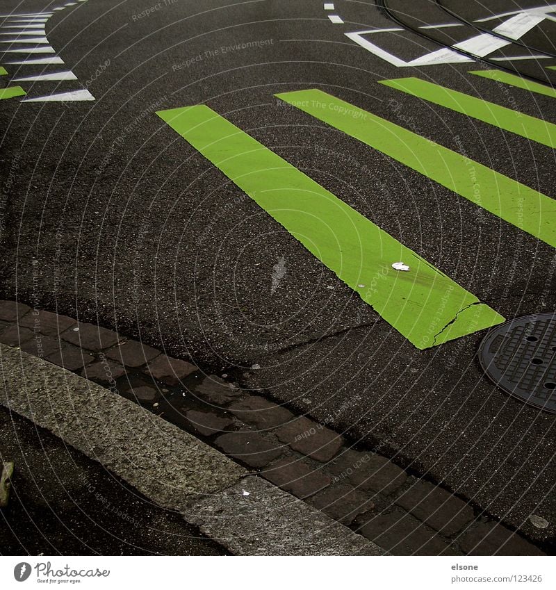 ::STRASSENKUNST:: grün Streifen Zebra rechts Bordsteinkante Richtung Straßenverkehrsordnung Vogelperspektive Stadt abbiegen Fahrradweg leer Straßenkreuzung