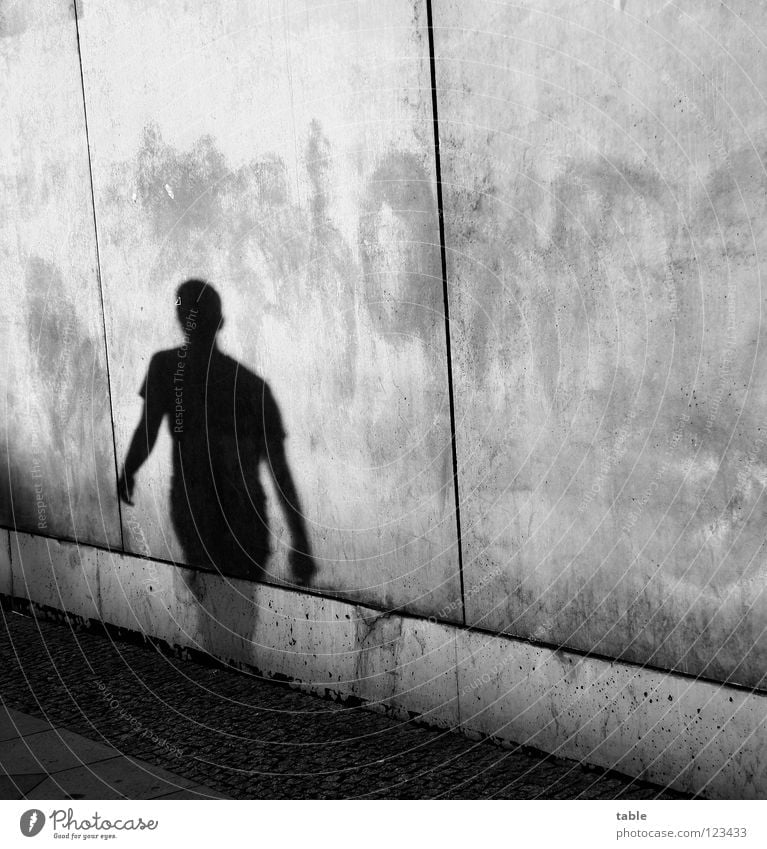 single Licht Abendsonne Mann Beton Mauer Wand grau Stadt Haus Oberkörper Bürgersteig Schattendasein Schattenspiel Schattenseite gehen wandern vorwärts rückwärts