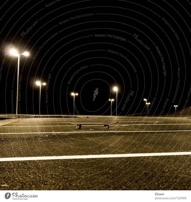 PARK-AND-SKATE parken Parkplatz Laterne Nacht dunkel Physik Teer Beton stehen Skateboarding Sportgerät Dinge Wärme Holzbrett Parkdeck Rolle Achse Linie