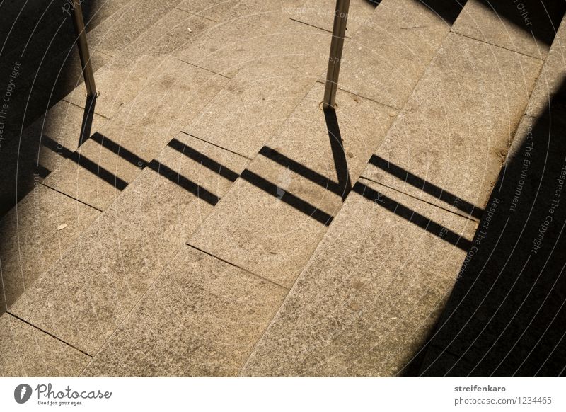 Leitlinien Schönes Wetter Menschenleer Gebäude Architektur Treppe Fußgänger Wege & Pfade Fußweg Stein Linie Streifen entdecken gehen ästhetisch grau schwarz Mut