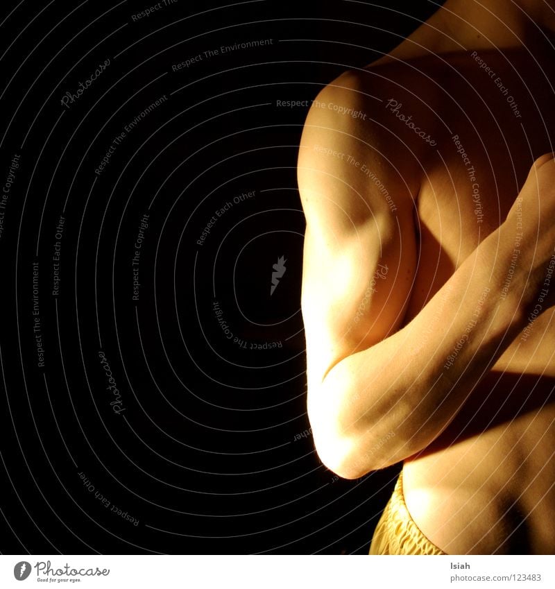 die kalte schulter zeigen Licht schwarz dunkel Mann fein Kraft Haut goldene basketshorts Arme Muskulatur Becken Bauch boy Körper Hals Nervosität