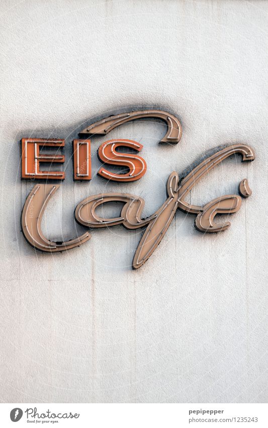 EIS Café Lebensmittel Speiseeis Ernährung Freizeit & Hobby Restaurant Arbeitsplatz Dienstleistungsgewerbe Mauer Wand Stein Schriftzeichen Essen Gedeckte Farben