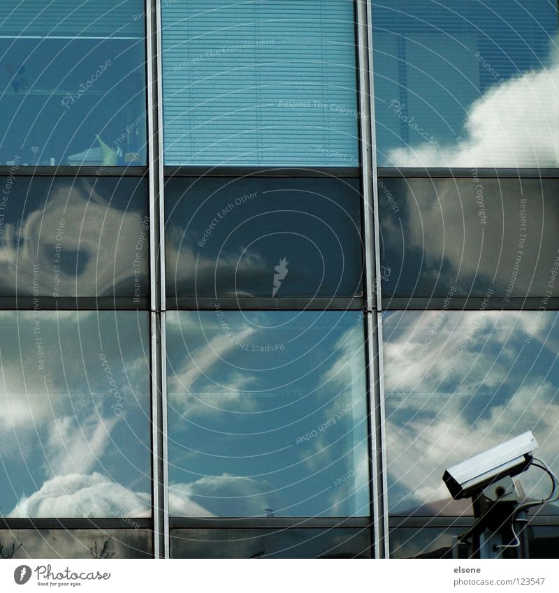 ::SICHERHEITSQUADRAT:: Fenster Reflexion & Spiegelung Wolken Himmel filmen Sicherheit Überwachung Haus groß Stadt Hochhaus Quadrat Gebäude Stahl Beton Eisen