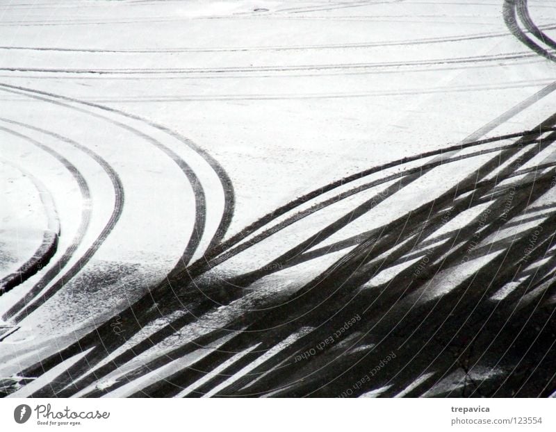 fahrspuren Winter weiß grau kalt Jahreszeiten Schneedecke Schneespur Spuren Winterdienst fahren Hintergrundbild Autofahren Reifenspuren Fahrbahn Neuschnee