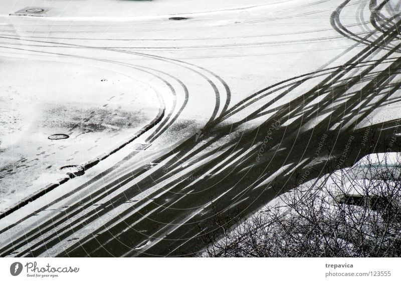 fahrspuren I Winter weiß grau kalt Jahreszeiten Schneedecke Schneespur Spuren Winterdienst fahren Hintergrundbild Autofahren Reifenspuren Fahrbahn Neuschnee