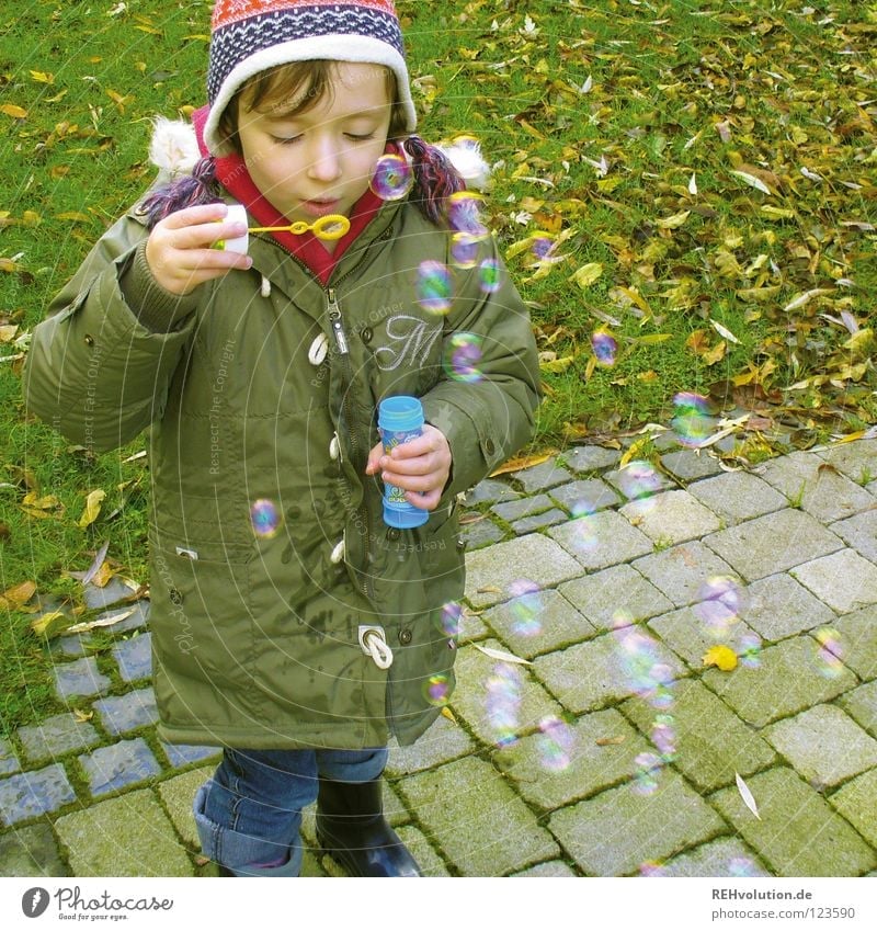 kinder-freuden Kind Spielen Kleinkind Kindergarten Seifenblase Verschmitzt Junge kalt Winter grün Mütze blasen klein süß Freude mehrere Luft Blick Soap