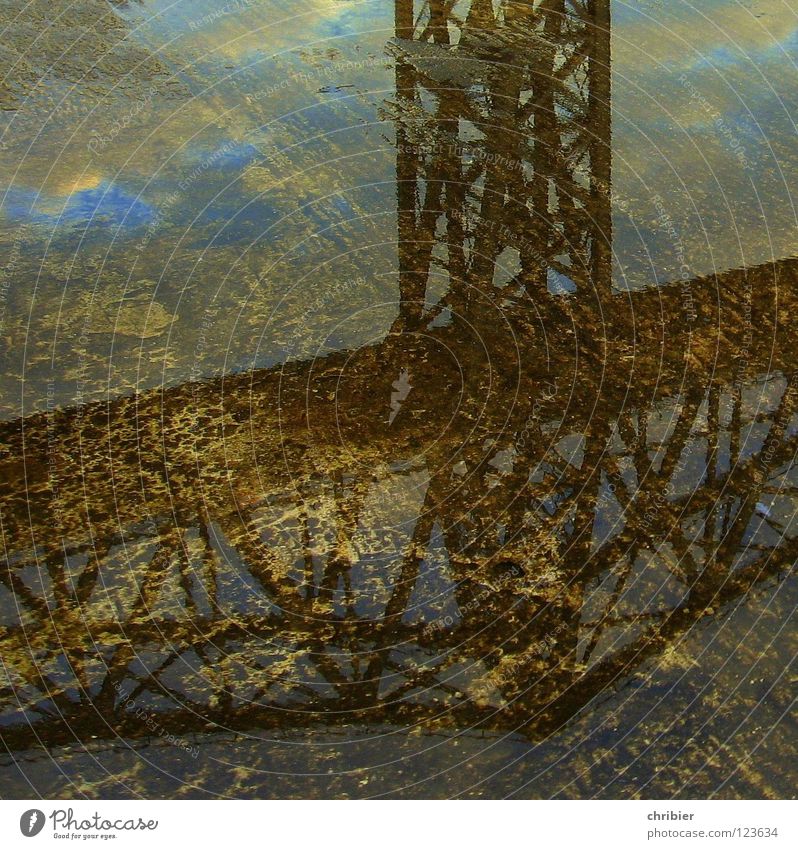 WasserBrücke Reflexion & Spiegelung Wolken Sehenswürdigkeit Wahrzeichen Denkmal Bahnfahren Schifffahrt Schienenverkehr Eisenbahn Hochbahn Gleise Eisenbahnbrücke