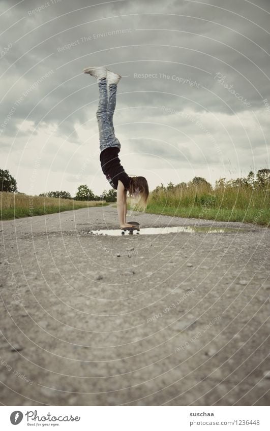 der handstand ... Wege & Pfade Asphalt Außenaufnahme Fußweg Pfütze nass Kind Mädchen Handstand sportlich Skateboarding Stunt gefährlich Mut Kindheit Freiheit