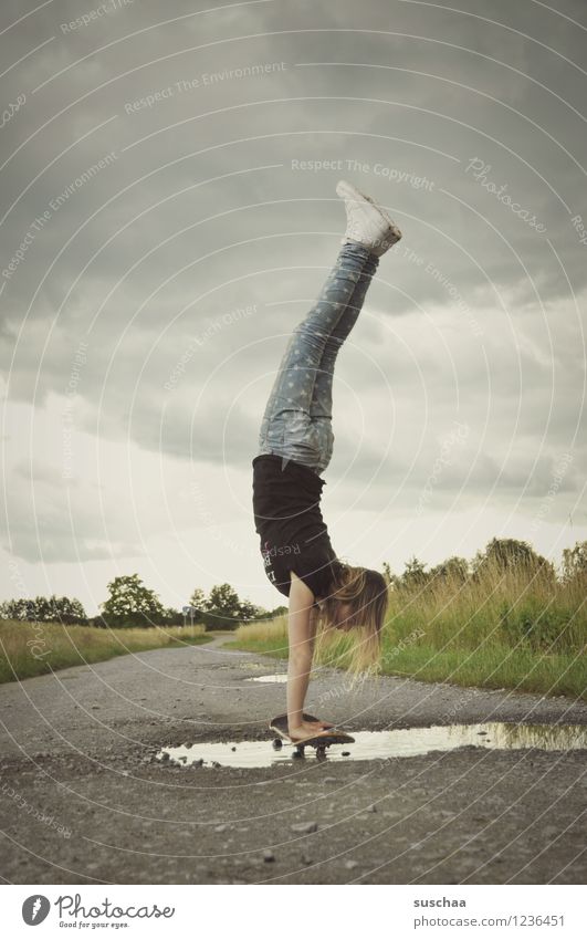 der handstand .. Wege & Pfade Asphalt Außenaufnahme Fußweg Pfütze nass Kind Mädchen Handstand sportlich Skateboarding Stunt gefährlich Mut Kindheit Freiheit