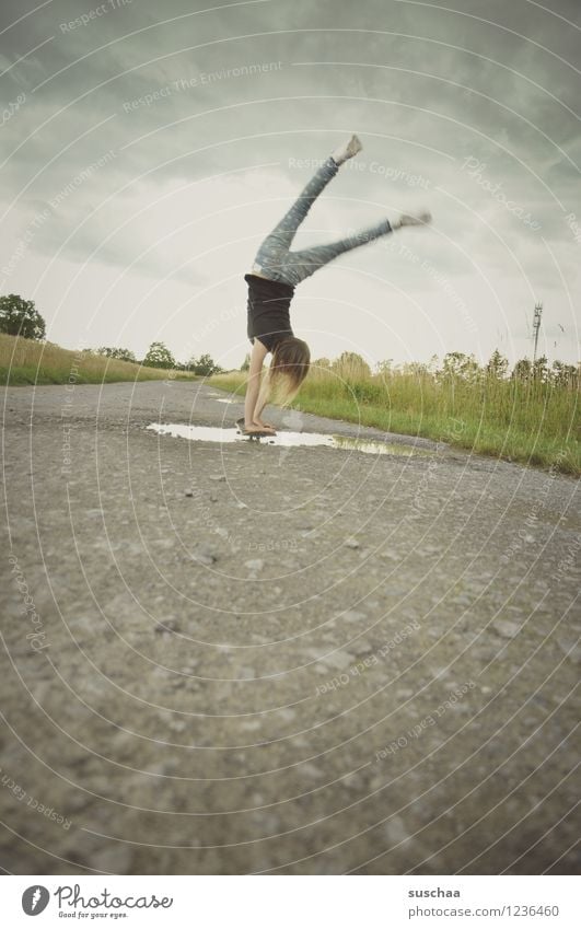 der handstand .... Wege & Pfade Asphalt Außenaufnahme Fußweg Pfütze nass Kind Mädchen Handstand sportlich Skateboarding Stunt gefährlich Mut Kindheit Freiheit