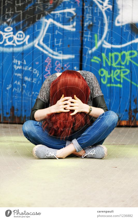 Redhead Haare & Frisuren feminin Junge Frau Jugendliche 1 Mensch 18-30 Jahre Erwachsene Tür rothaarig langhaarig sitzen Coolness trendy schön einzigartig blau