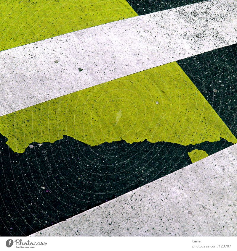 Abgefahren Zebrastreifen Asphalt Teer weiß grün schwarz kaputt Straßburg Fußgänger Sollbruchstelle parallel diagonal Straßenbelag Warnfarbe Kontrolle stoppen