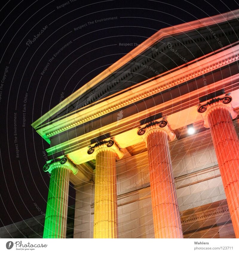 In anderes Licht gerückt historisch Regenbogen Nacht dunkel grün gelb rot Tempel Ornament Säule Farbe Beleuchtung orange USA Denkmal Deutscher Bundestag alt