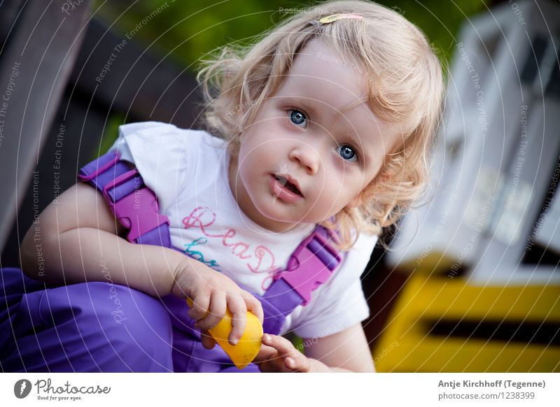 Was guckst du "Tata"??? Mensch feminin Kind Kleinkind Mädchen Schwester 1 1-3 Jahre Spielen Farbfoto mehrfarbig Außenaufnahme Tag Porträt Blick