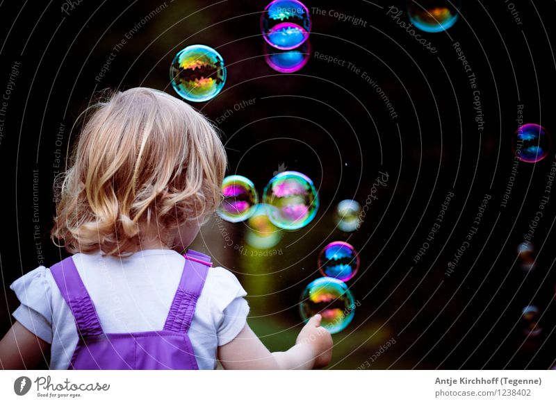 Bubbles - Seifenblasen fangen feminin Kind Kleinkind Mädchen Schwester 1 Mensch 1-3 Jahre Spielen Farbfoto mehrfarbig Tag Rückansicht