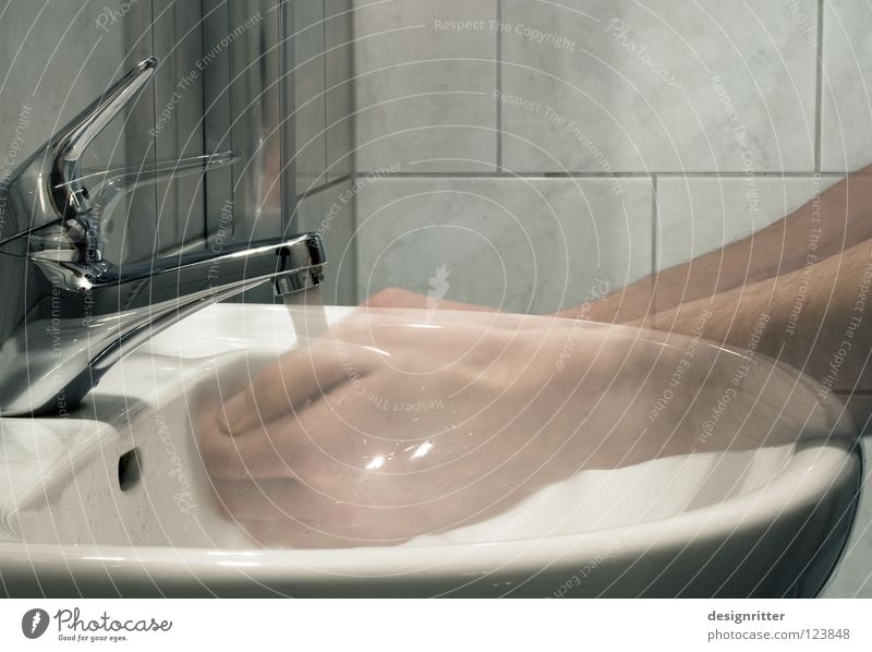 Durst Waschbecken Bad Wasserhahn Hand Zwang Reinigen Sauberkeit Geschirrspülen dreckig rein durstig trinken durchsichtig temporär Zeit Vergänglichkeit