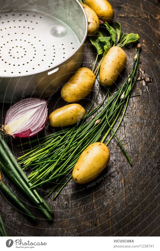 Junge Kartoffeln auf Holztisch zubereiten Lebensmittel Gemüse Kräuter & Gewürze Ernährung Mittagessen Abendessen Bioprodukte Vegetarische Ernährung Diät Stil