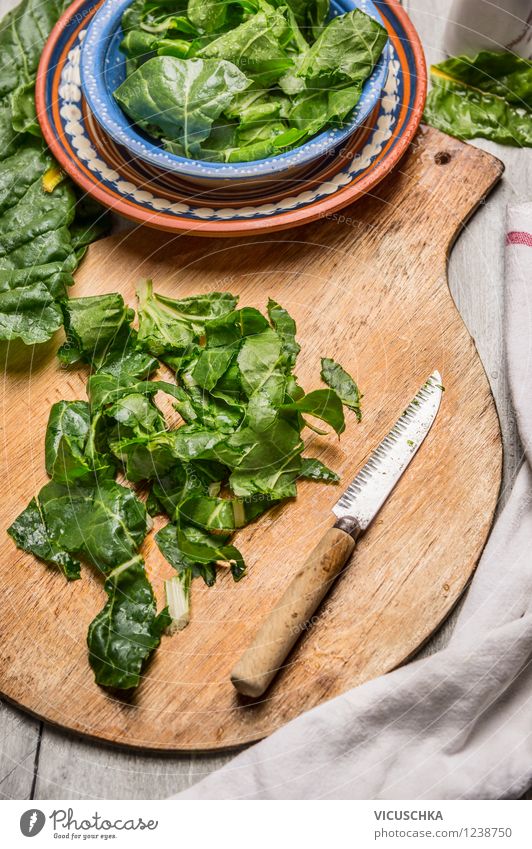 Mangold kochen Lebensmittel Gemüse Salat Salatbeilage Ernährung Mittagessen Abendessen Bioprodukte Vegetarische Ernährung Diät Teller Schalen & Schüsseln Messer