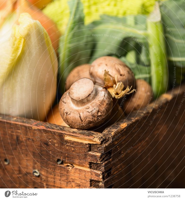 Champignons mit Gemüse in alter Holzkiste Lebensmittel Ernährung Bioprodukte Vegetarische Ernährung Diät Stil Design Gesunde Ernährung Garten Natur Pilz