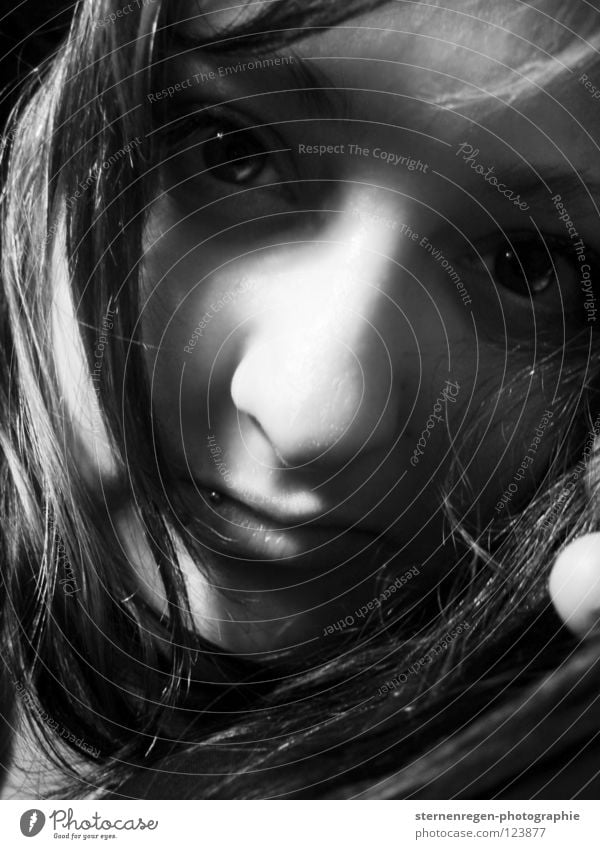 . schwarzhaarig Sehnsucht berühren Selbstportrait Frauengesicht Trauer Auge schwarze augen Schwarzweißfoto nah lage haare