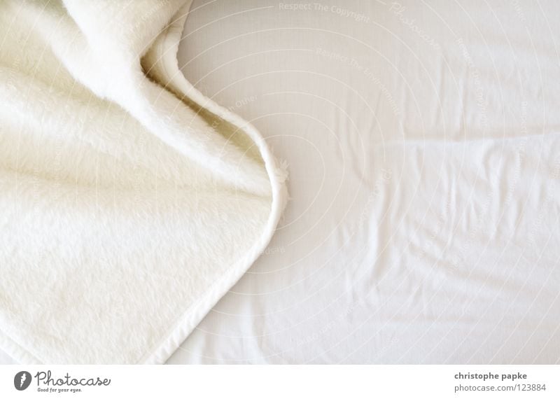 weiße fleece-decke liegt auf Laken auf Bett Bettdecke Decke Faltenwurf Fleece Detailaufnahme Strukturen & Formen Menschenleer Textfreiraum links