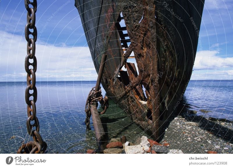 Wrack 2 Wasserfahrzeug Südamerika Chile Punta Arenas Meer Vergänglichkeit Zeit Anker Schifffahrt Schiffswrack Rost alt Kette
