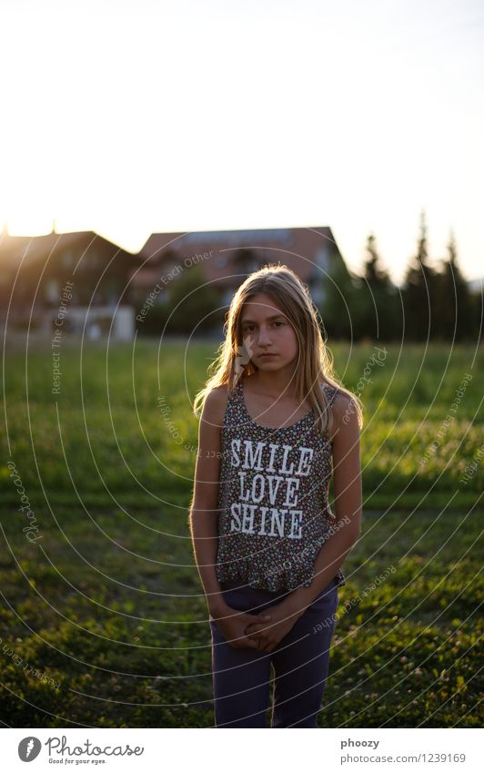 Smile, Love, Shine Stil Kind Mädchen 1 Mensch 13-18 Jahre Jugendliche Mode T-Shirt stehen dünn Farbfoto Textfreiraum oben Abend Gegenlicht Blick in die Kamera